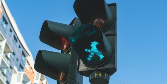 Image of a green light at a crossing