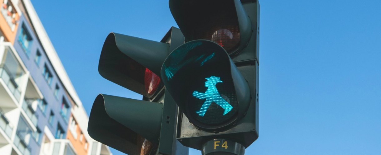 Image of a green light at a crossing